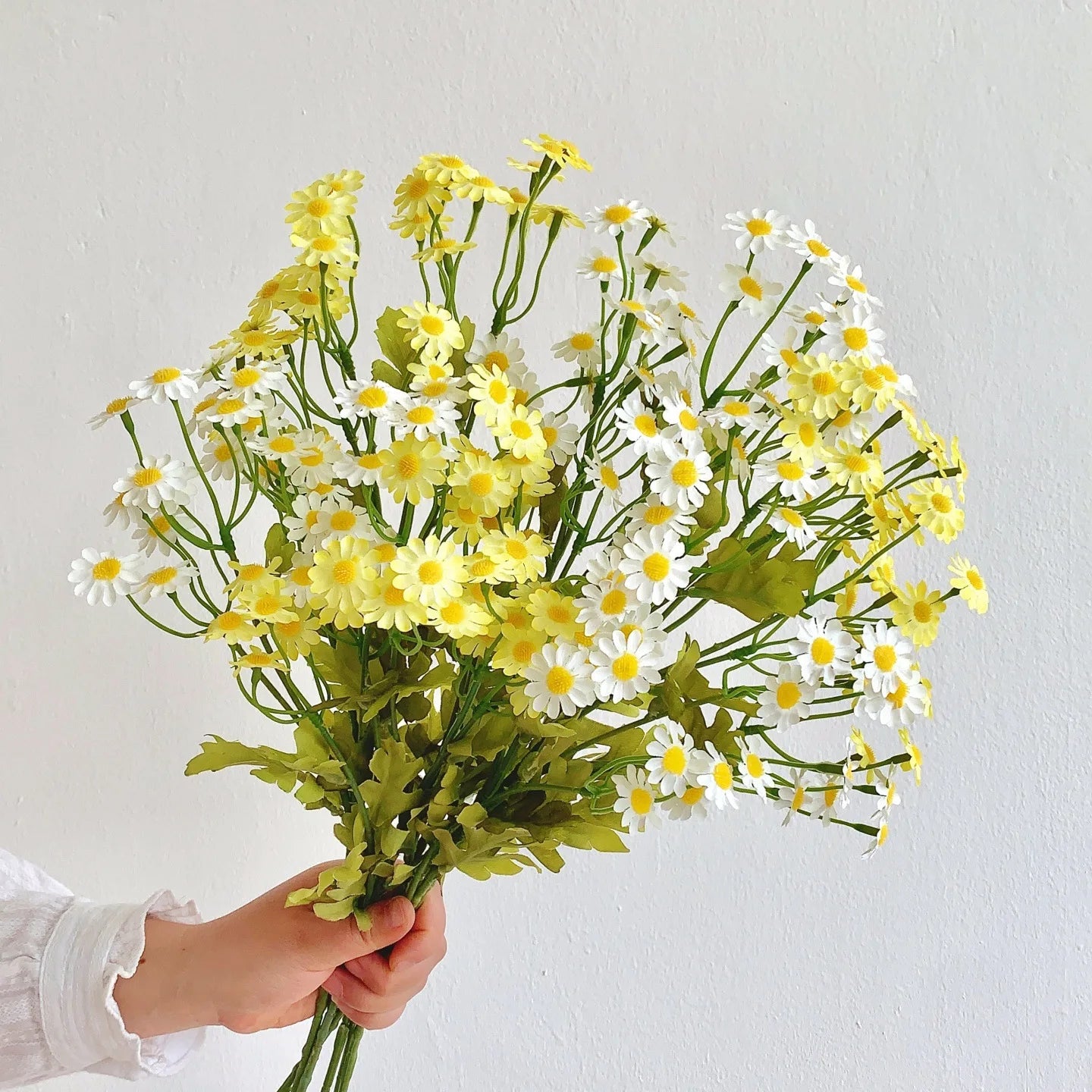 Artificial Chamomile & Daisy Bouquet Faux Flower Arrangement, Pastoral Style Floral Ornament for Living Room Home Decor