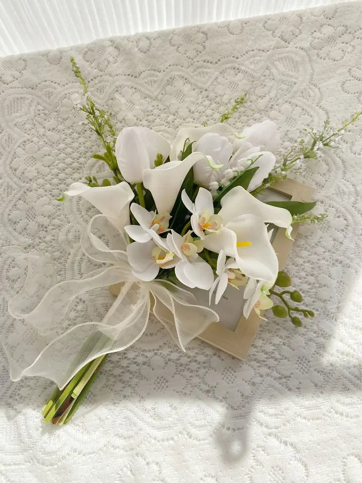 White Artificial Calla Lily Holding Flower Bouquet Bridal Wedding Bouquet Wedding Photography Prop Party Ceremony Anniversary