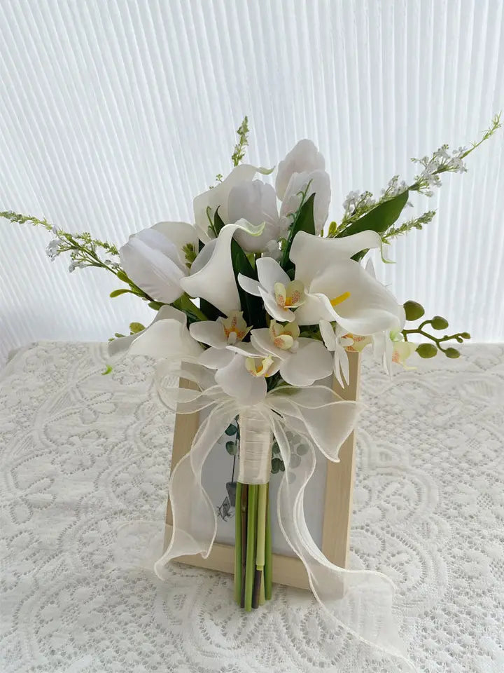White Artificial Calla Lily Holding Flower Bouquet Bridal Wedding Bouquet Wedding Photography Prop Party Ceremony Anniversary