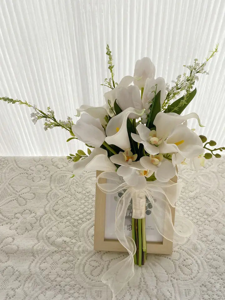 White Artificial Calla Lily Holding Flower Bouquet Bridal Wedding Bouquet Wedding Photography Prop Party Ceremony Anniversary