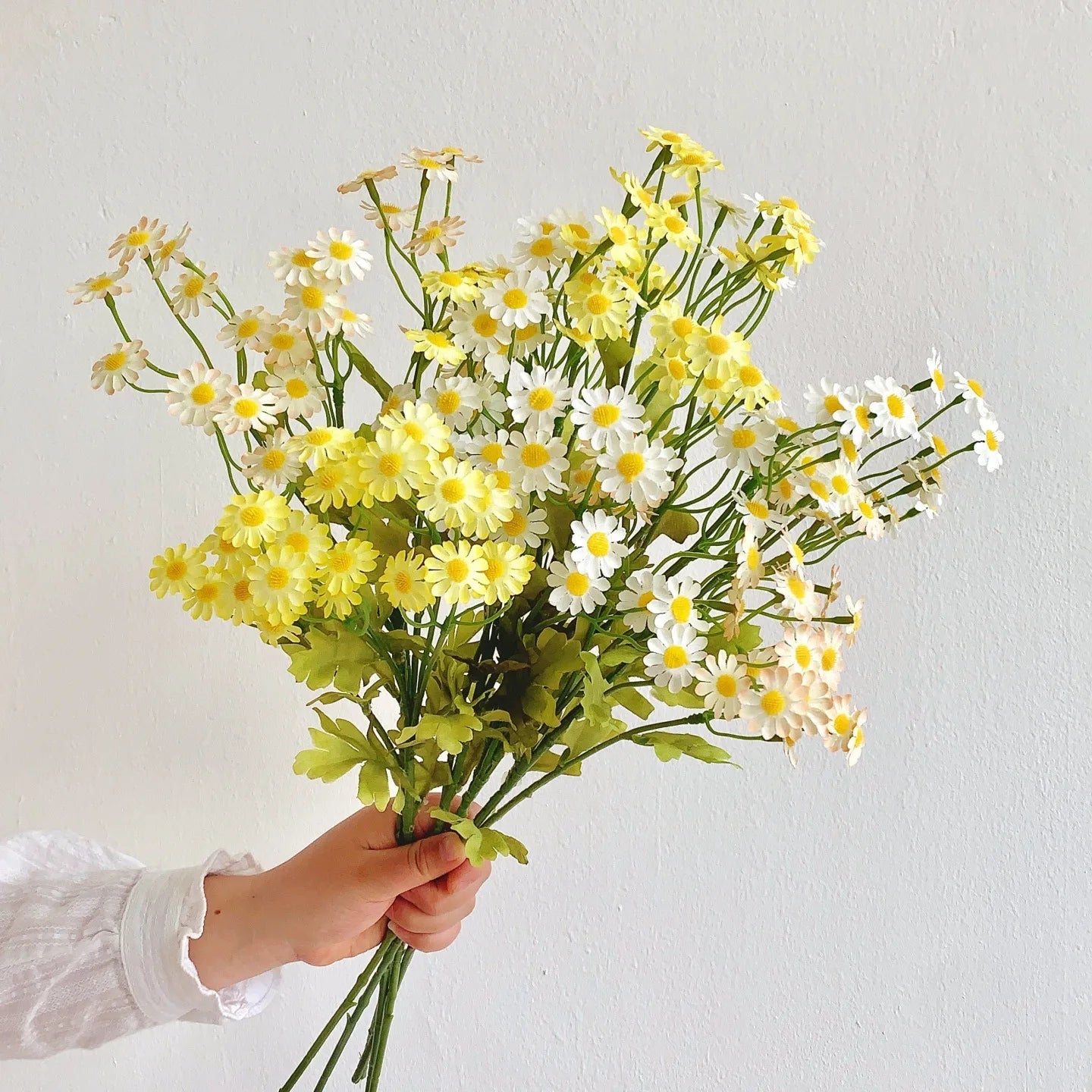 Artificial Chamomile & Daisy Bouquet Faux Flower Arrangement, Pastoral Style Floral Ornament for Living Room Home Decor