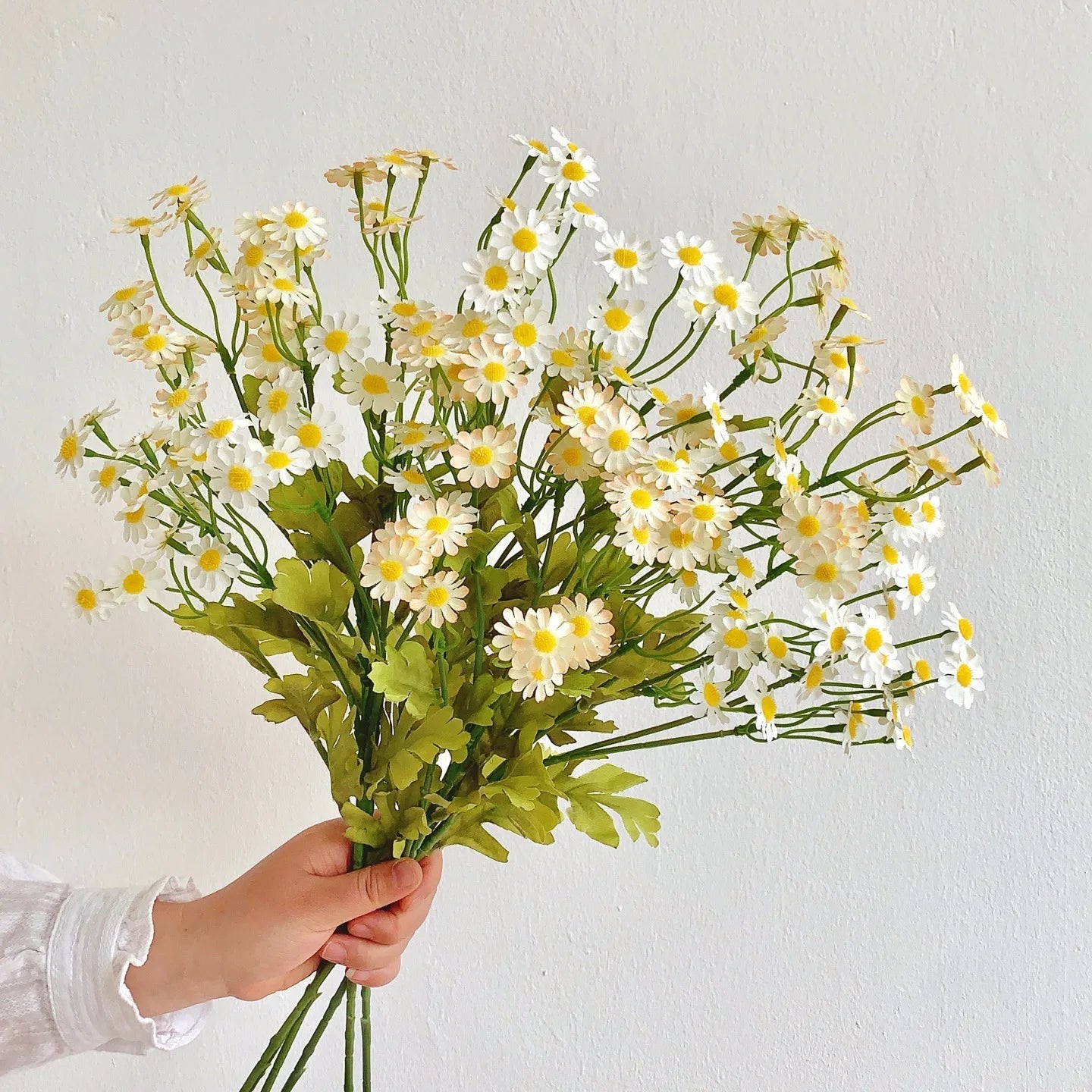 Artificial Chamomile & Daisy Bouquet Faux Flower Arrangement, Pastoral Style Floral Ornament for Living Room Home Decor