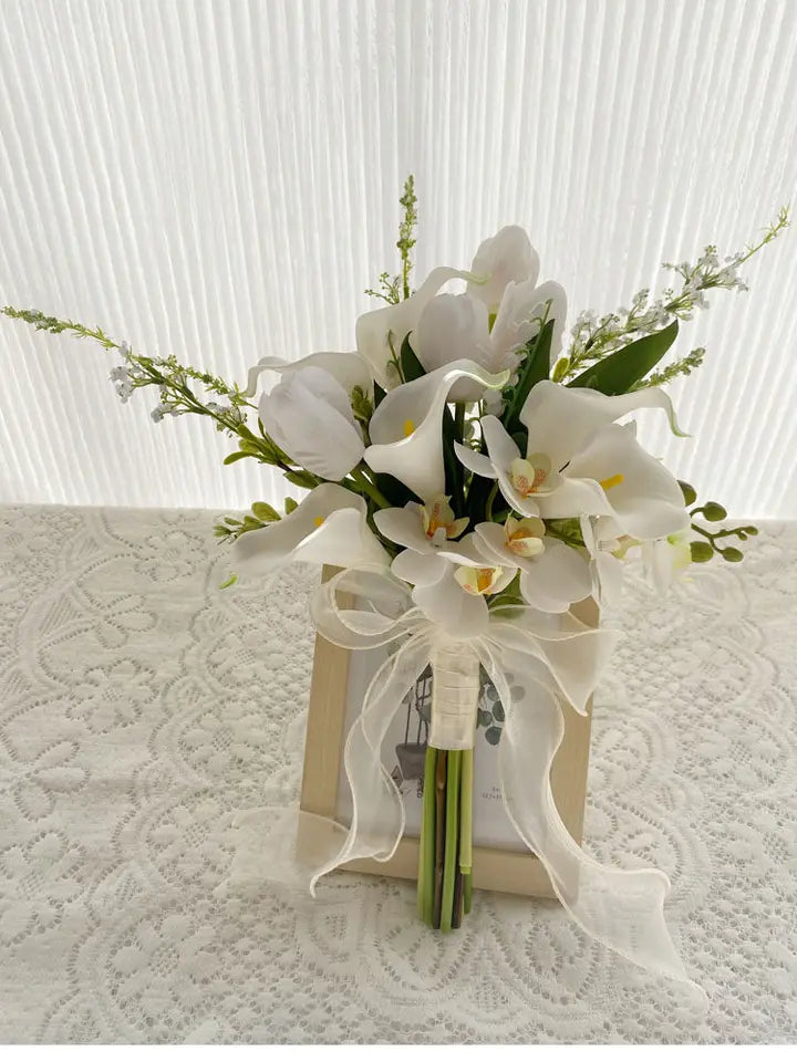 White Artificial Calla Lily Holding Flower Bouquet Bridal Wedding Bouquet Wedding Photography Prop Party Ceremony Anniversary